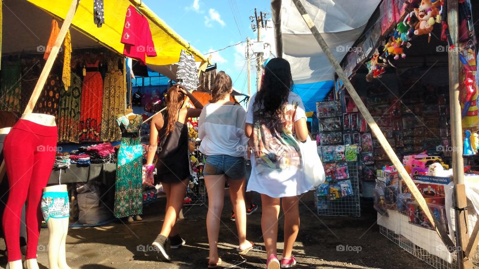 Meninas em feiras de Camelôs.