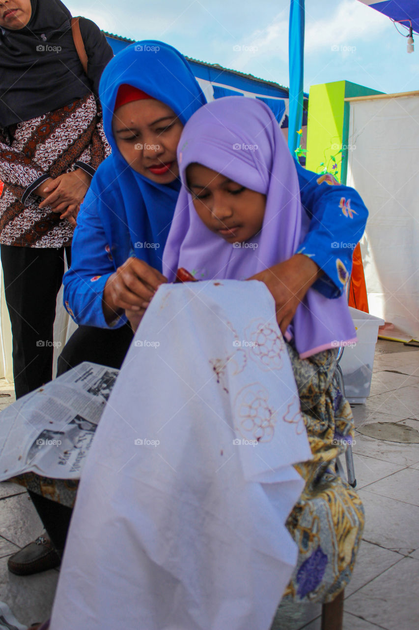 The teacher teaches batik on cloth, Indonesian batik