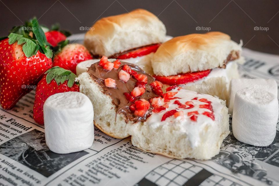 Fluffella Sandwiches with Strawberries