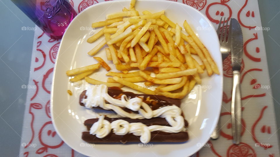 Coca-Cola mit Pommes und Wurst 🌞