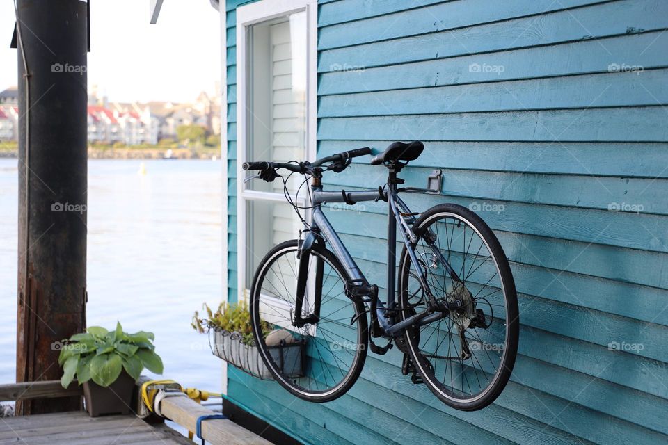 Bike hanged by the window 