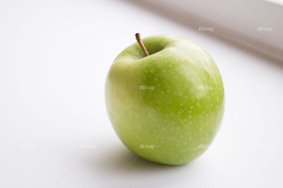 Granny Smith Apple . Granny Smith Apple on white background