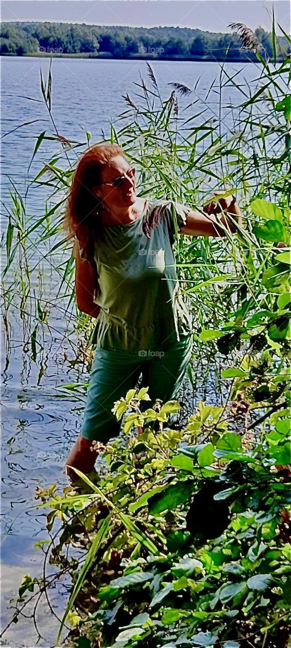 Wading through the water at lakeshore on a hot summer afternoon can be tremendous fun !!! Here we see it done in Germany near the „Lüneburger Heide“, an area surrounding the city of „Lüneburg“ known for its grassland. 2023. Hypnotic Productions