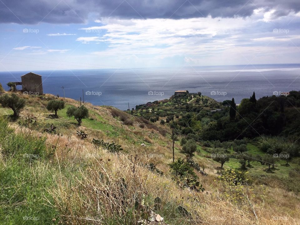 Kalabrien, Italien, Blick auf das Meer und ein altes Haus auf einem Hügel, herbstliche Stimmung