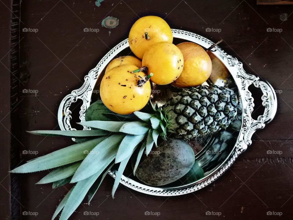 Suculentas e apetitosas frutas em uma bandeja de prata.