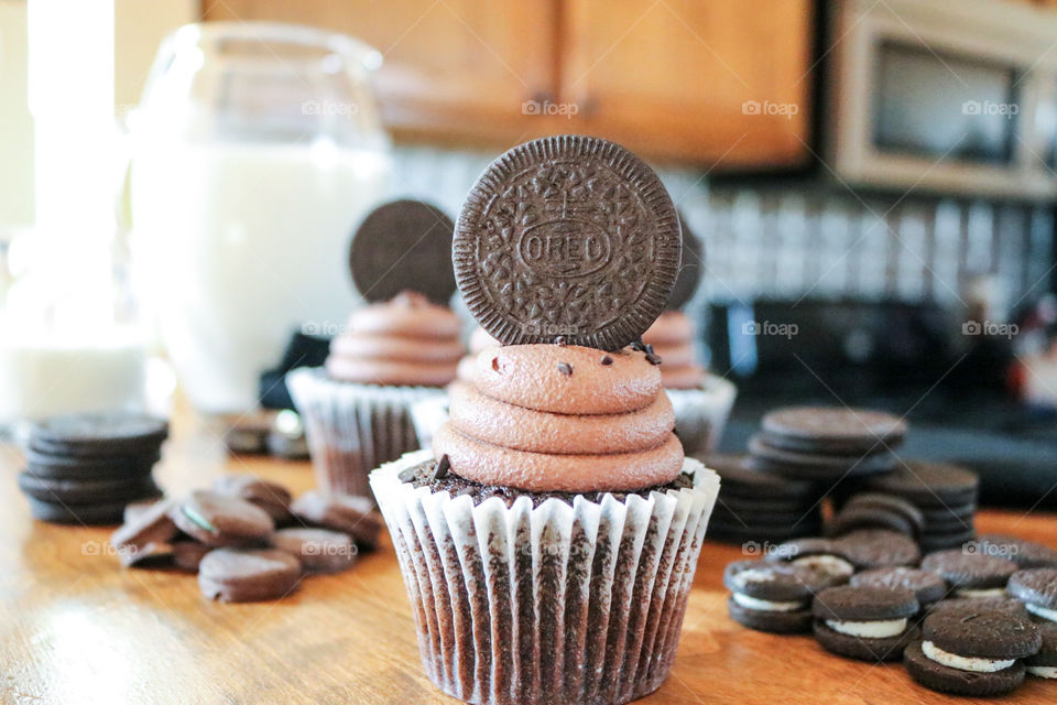 Oreo cookies, cupcakes and milk.
