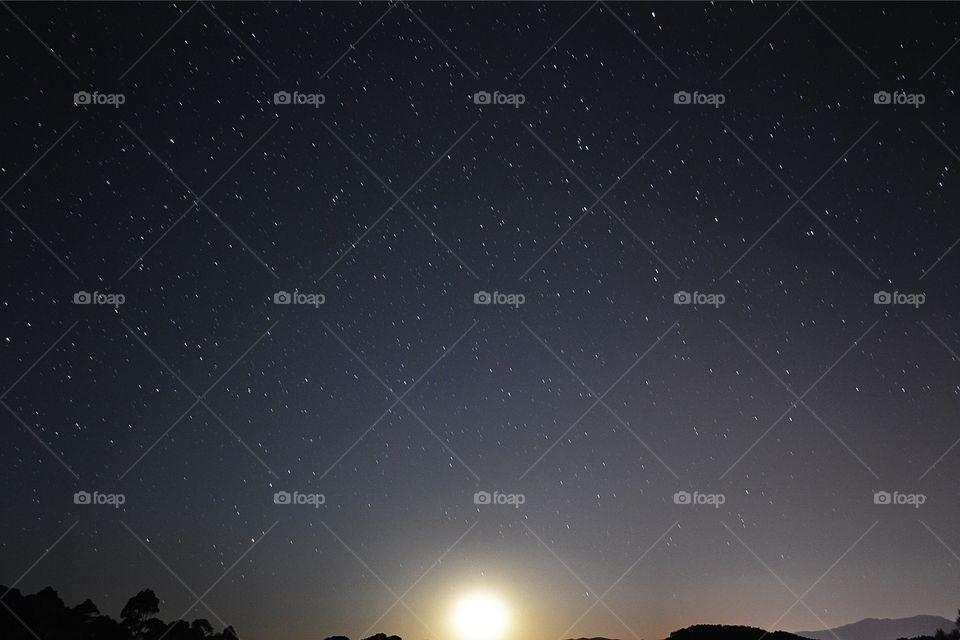 Céu de Monte Verde - Mg acompanhado da Lua Cheia Laranja.
Foto tirada com Nikon d3100 lente 18-55.