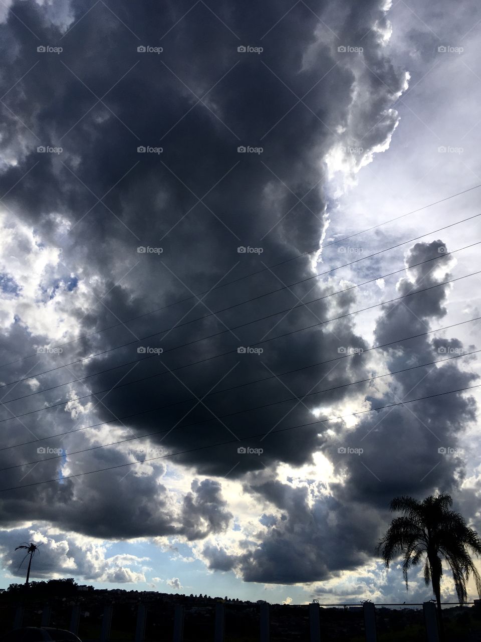 Acho que a chuva vem chegando... olhe aí as nuvens carregadas!