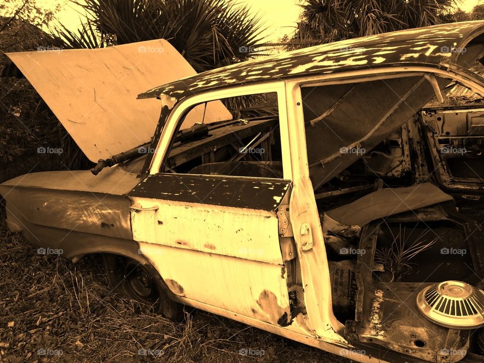 Old abandoned vehicle in Florida 