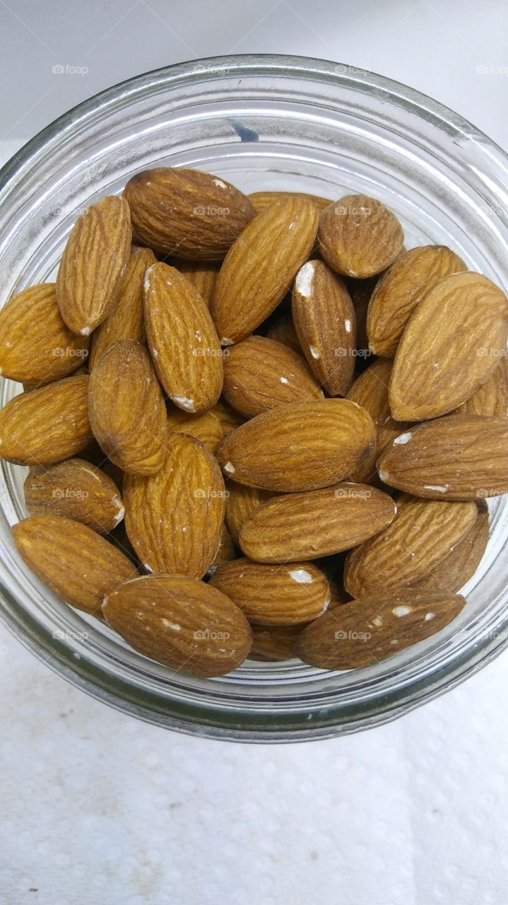Glassed almonds