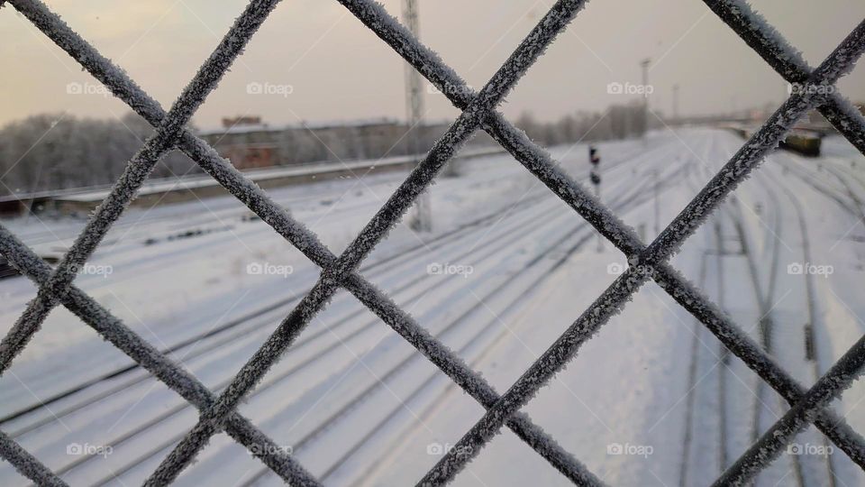 Metal lattice🔷 View of the railroad tracks🛤️