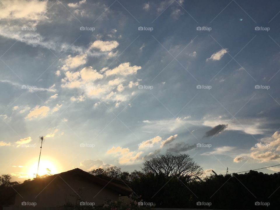 ‪E depois da #chuva, lindo horizonte com #céu bonito e #sol se pondo!‬
‪☀️ ‬
‪#entardecer #natureza #fotografia ‬