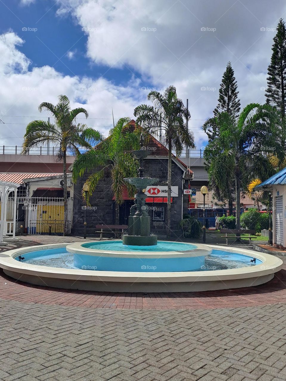 Fountain in the middle of the city_architecture