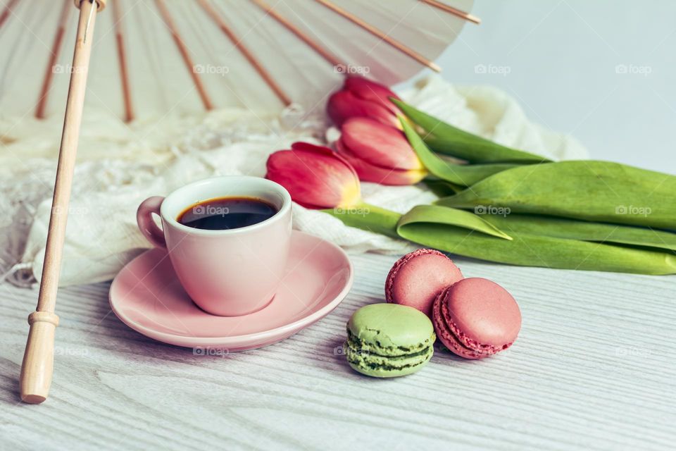 Coffee & macaroons, with tulips