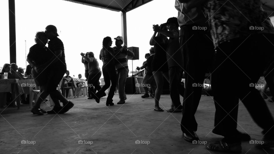 Confraternização, pessoas dançando.