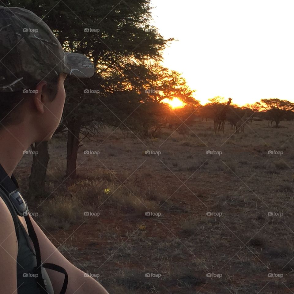 Admirar la sabana africana con una mamá y su cría de jirafa es una experiencia sin palabras 