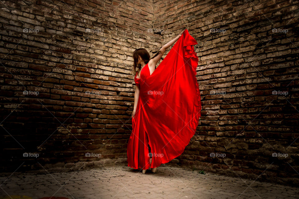 dancer in red in the wall . estructure.