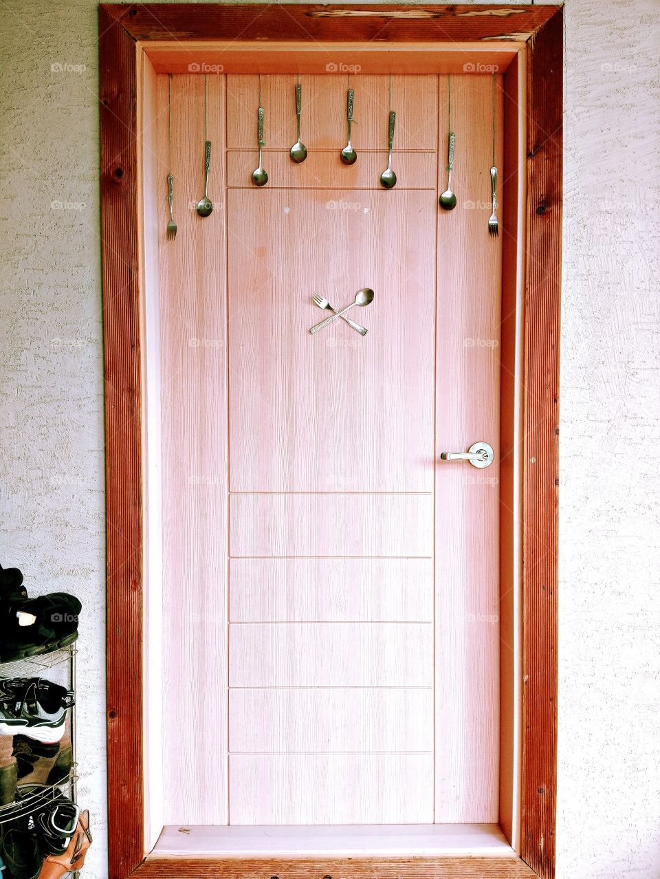 If my seriousness will not feed me.
let my craziness guide me to my dreams.
no money for home decor? let your kitchen help you.ππ
the spoon & fork that's taped on the door means, " no spoon, no entry"
4 we have no spoon anymore.