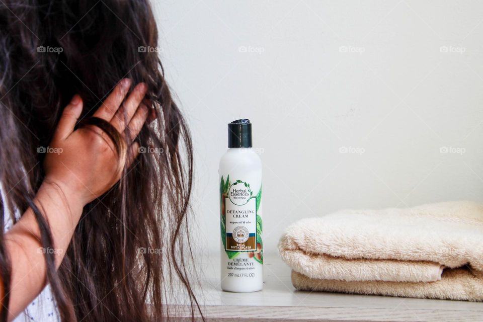 Using Herbal Essences Detaingling cream
