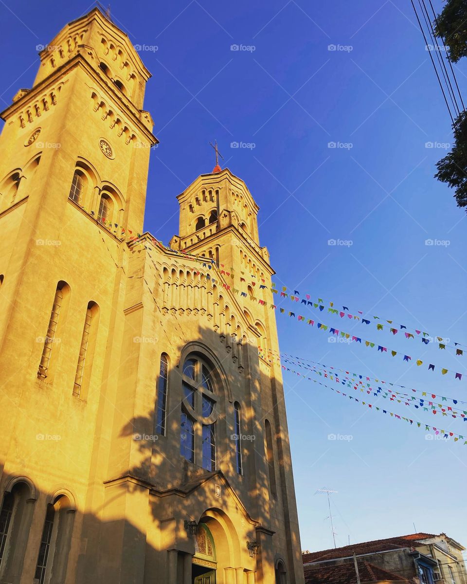 As bandeirinhas na Igreja avisam: a festa de Santo Antônio está chegando!

Entardecer bonito na Terra da Linguiça.