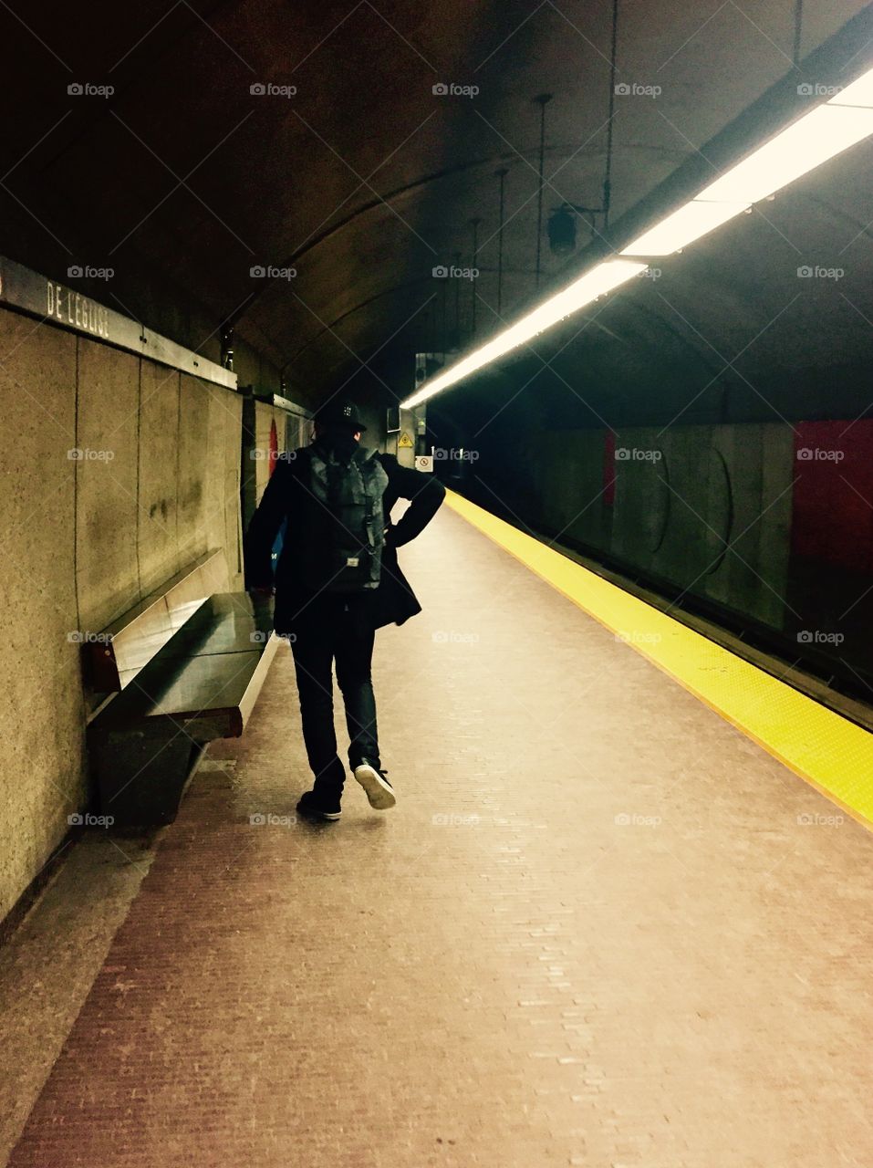 Man walking on Subway platform in Montreal / Homme marchant sur le quai du Métro de Montréal 