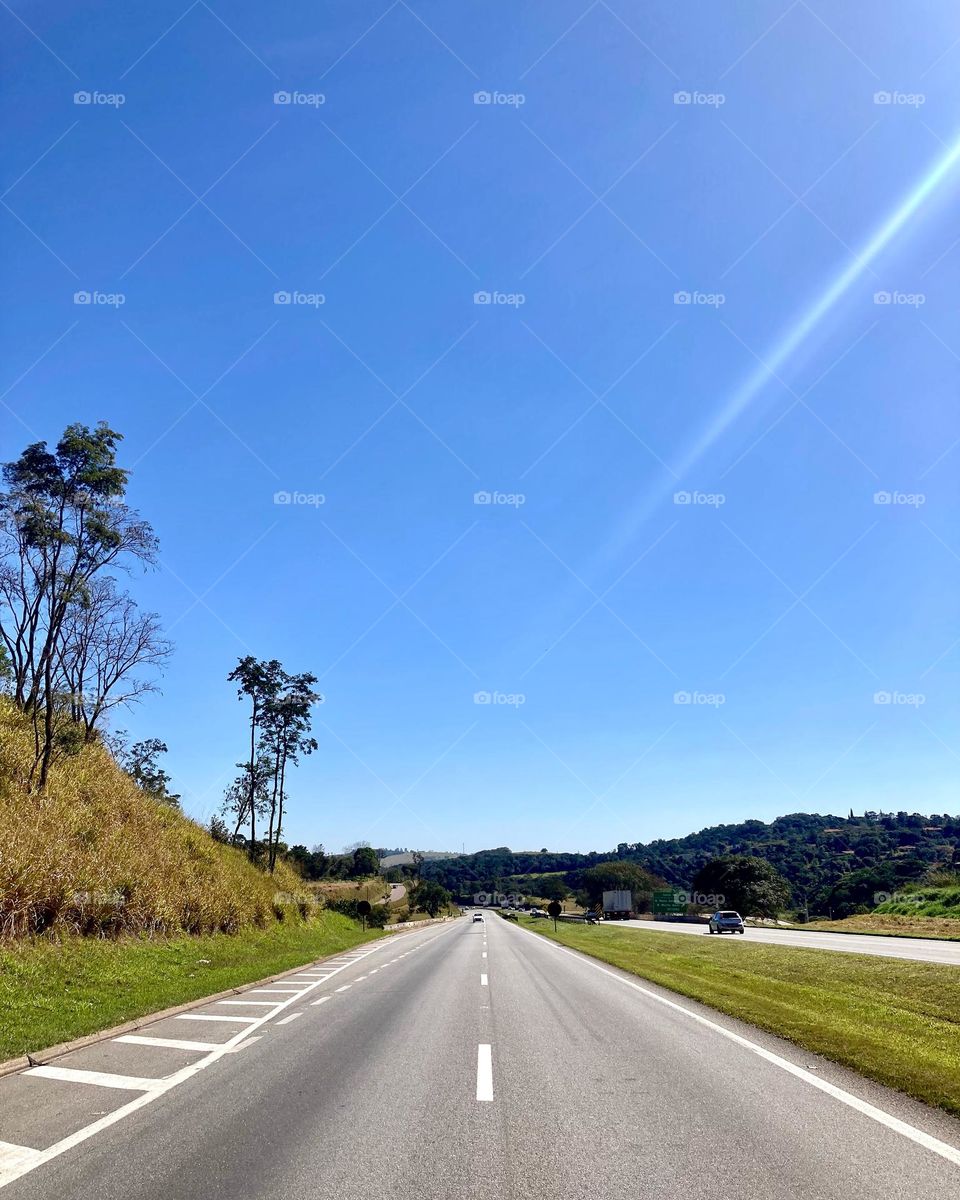 Sem trânsito na Rodovia Dom Pedro!

Como é bom pegar esse trecho tão bonito… (aqui: Atibaia).

O azul inspira com essa paisagem.