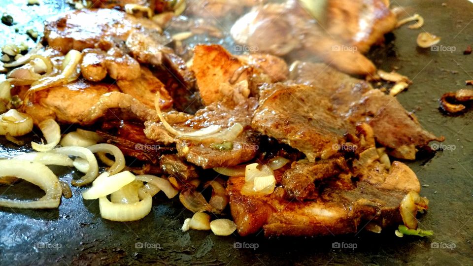 Carne assada na chapa. Com cebolas.