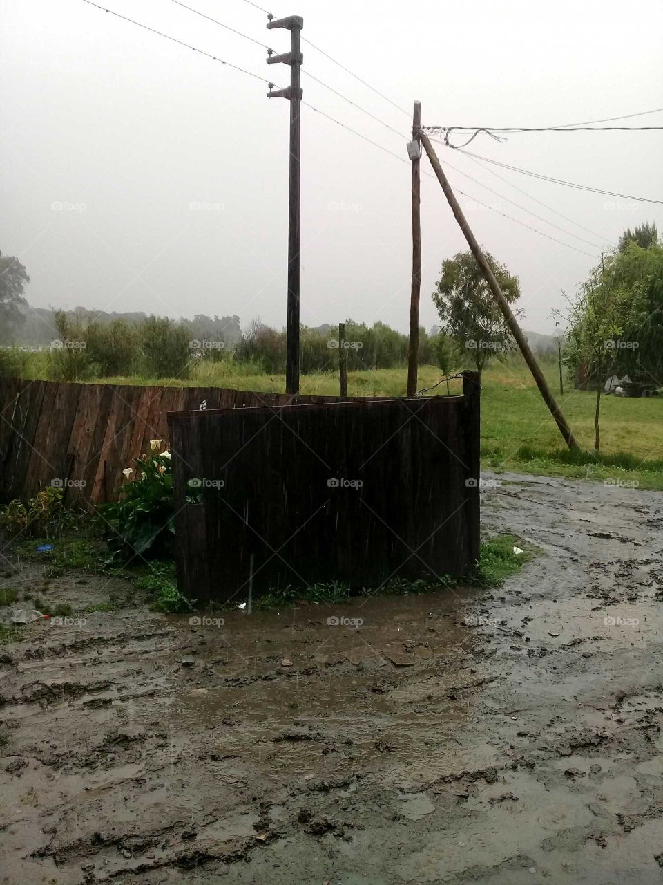 entrada de una casa de campo en día de lluvia