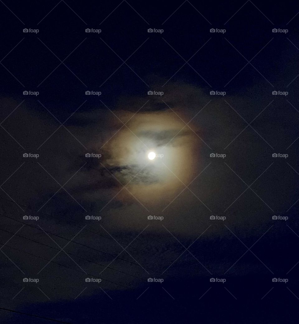 A bonita lua no horizonte infinito. Clara e reluzente, passando para nos desejar “boa noite”!
The beautiful moon on the infinite horizon. Bright and shiny, passing by to wish us “good night”!