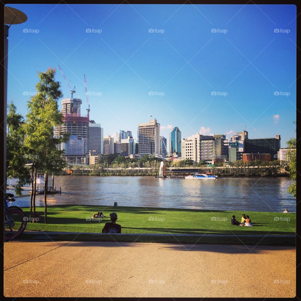 Brisbane city . Strolls along the brisbane river 