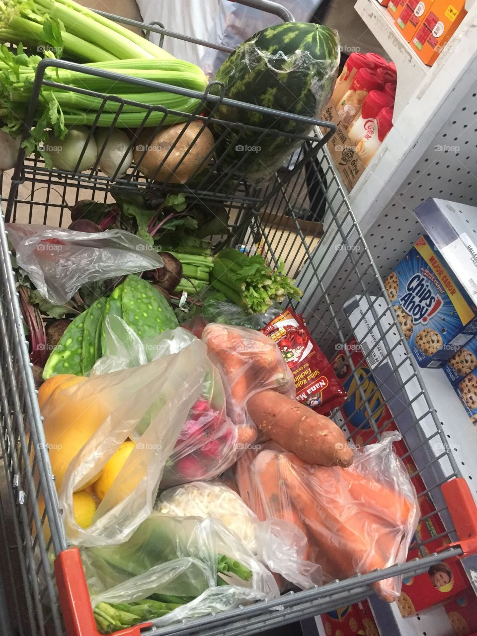 store car full of vegetables carro