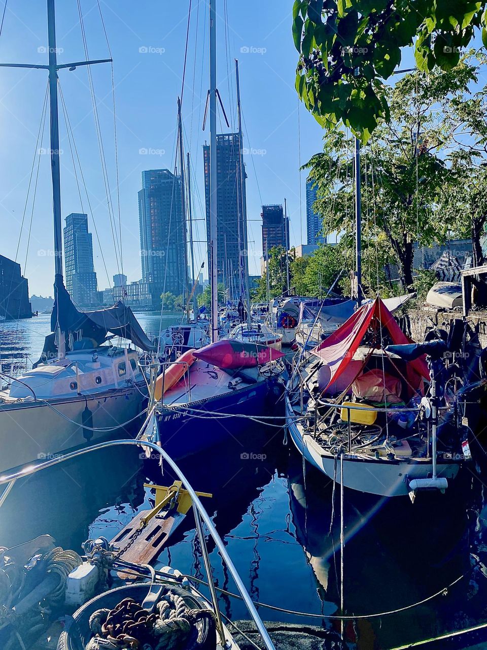 This is beautiful „Newtown Creek“ by the „Pulaski Bridge“ in LIC, Queens seen from aboard the „Salvation“, the „28 foot 1969 Luhrs“ cabin cruiser we call home on a warm Indian summer afternoon in early October 2023. Hypnotic Productions