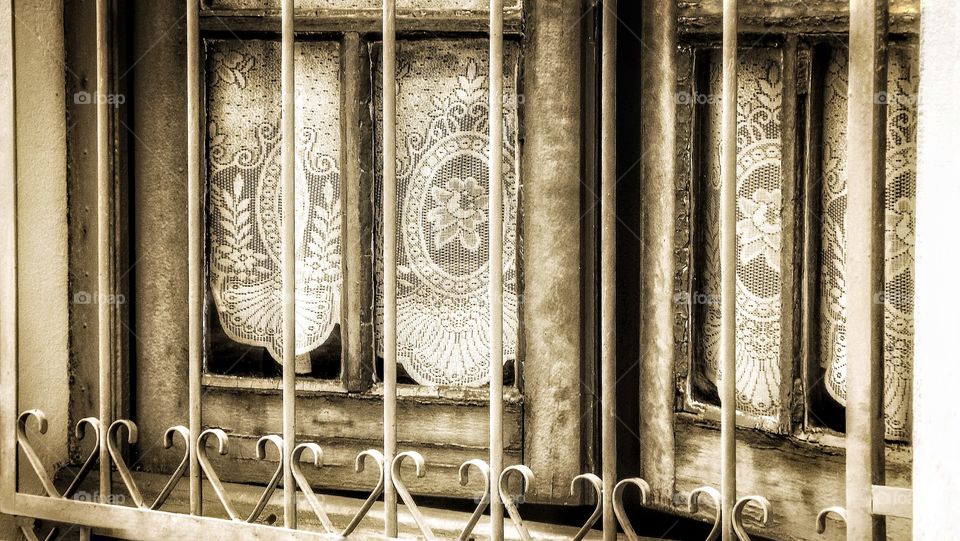 janela com cortina de renda