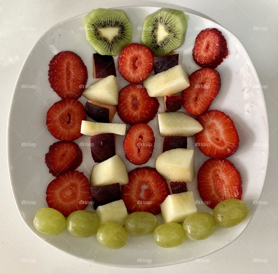 🇧🇷 Hora das frutas deliciosas: hoje temos morango, uva, kiwi, ameixa e pêssego - tudo feito com muito carinho.

🇺🇸 Time for delicious fruits: today we have strawberry, grape, kiwi, plum and peach - all made with love.