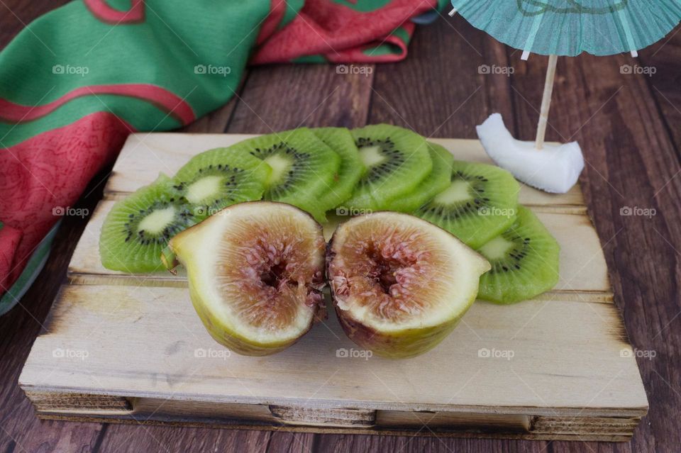 sliced ​​kiwi and figs