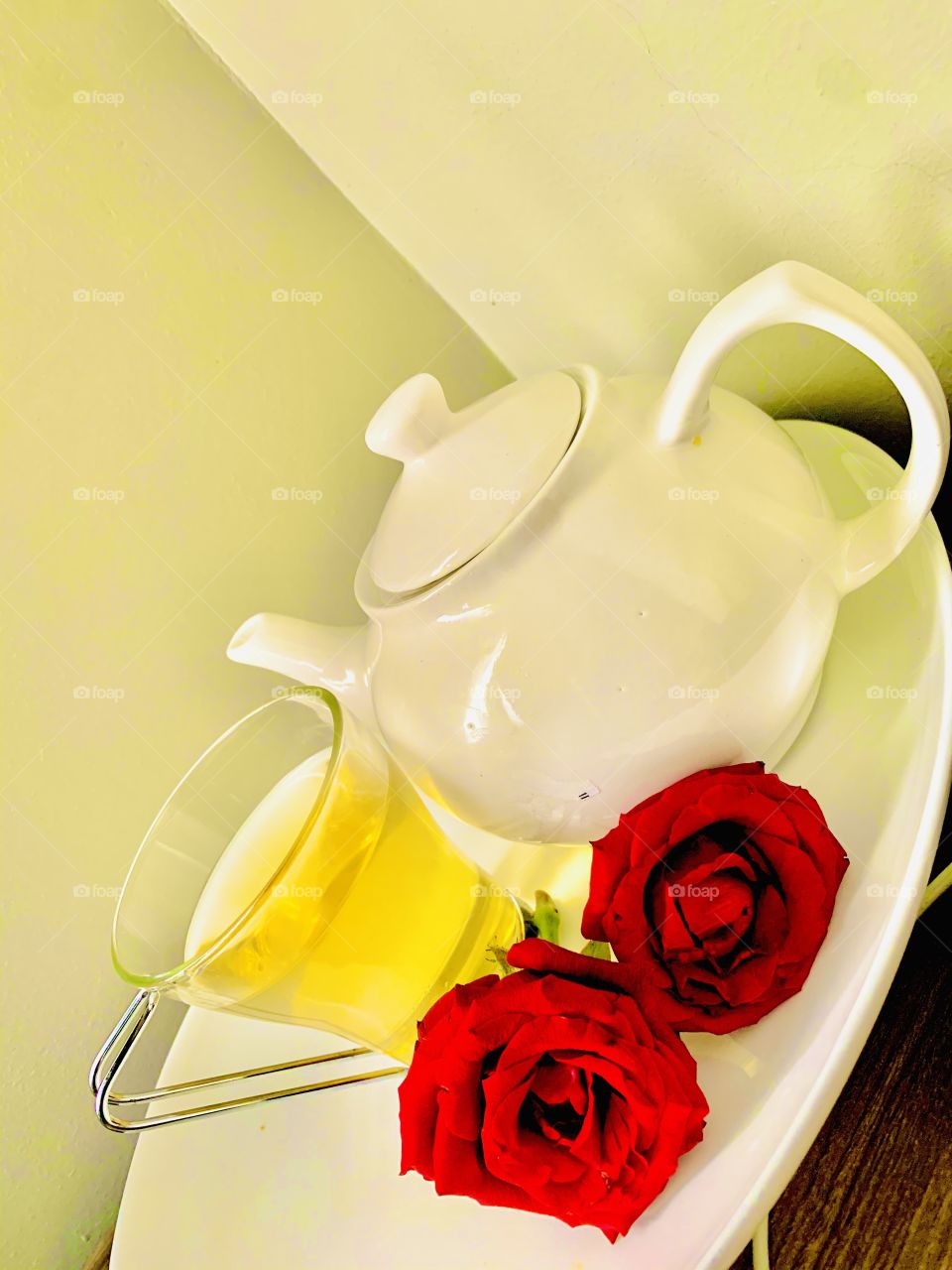 Tea is the best thing that ever happened to me. It brightens up my day, it gives me all the energy I need for the day. So always take it in a special way, accompanied by roses.