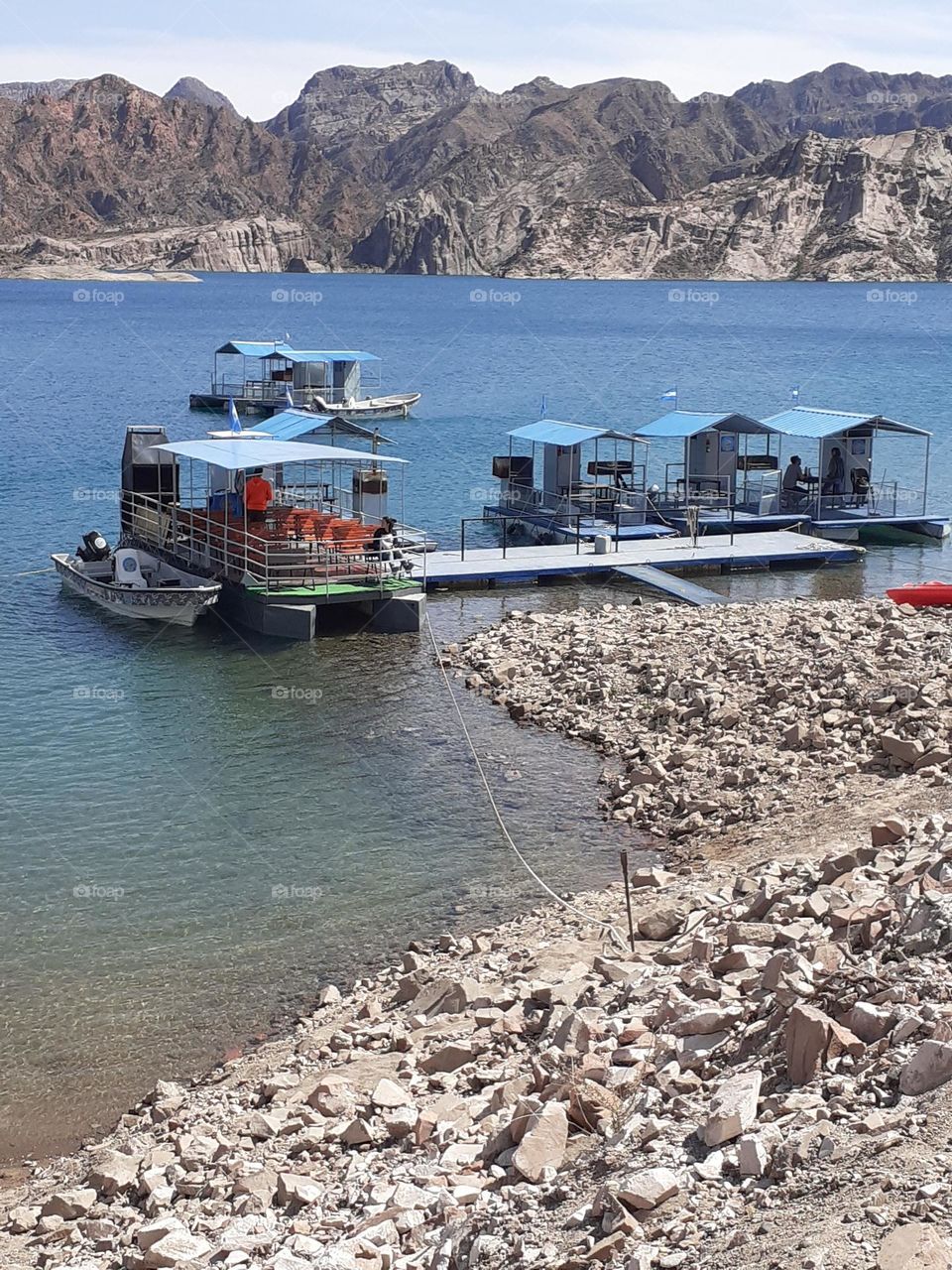 las lanchas en el embalse van a partir