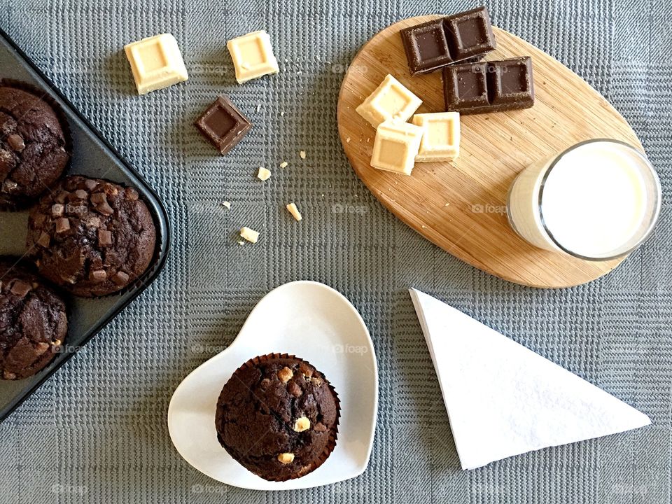 Freshly baked cupcakes with a glass of milk 