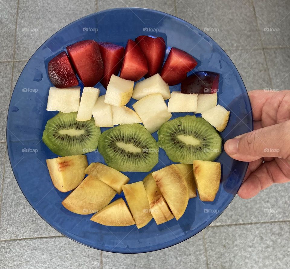 Hora das frutas deliciosas, como fazemos costumeiramente.

Hoje temos: ameixa, pêra, kiwi e pêssego!

Hum... que delícia... quem vai querer?

#Fruits