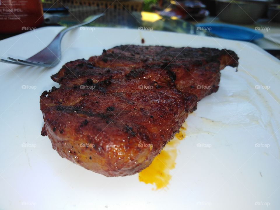 Heißes saftiges Steak frisch vom Grill.