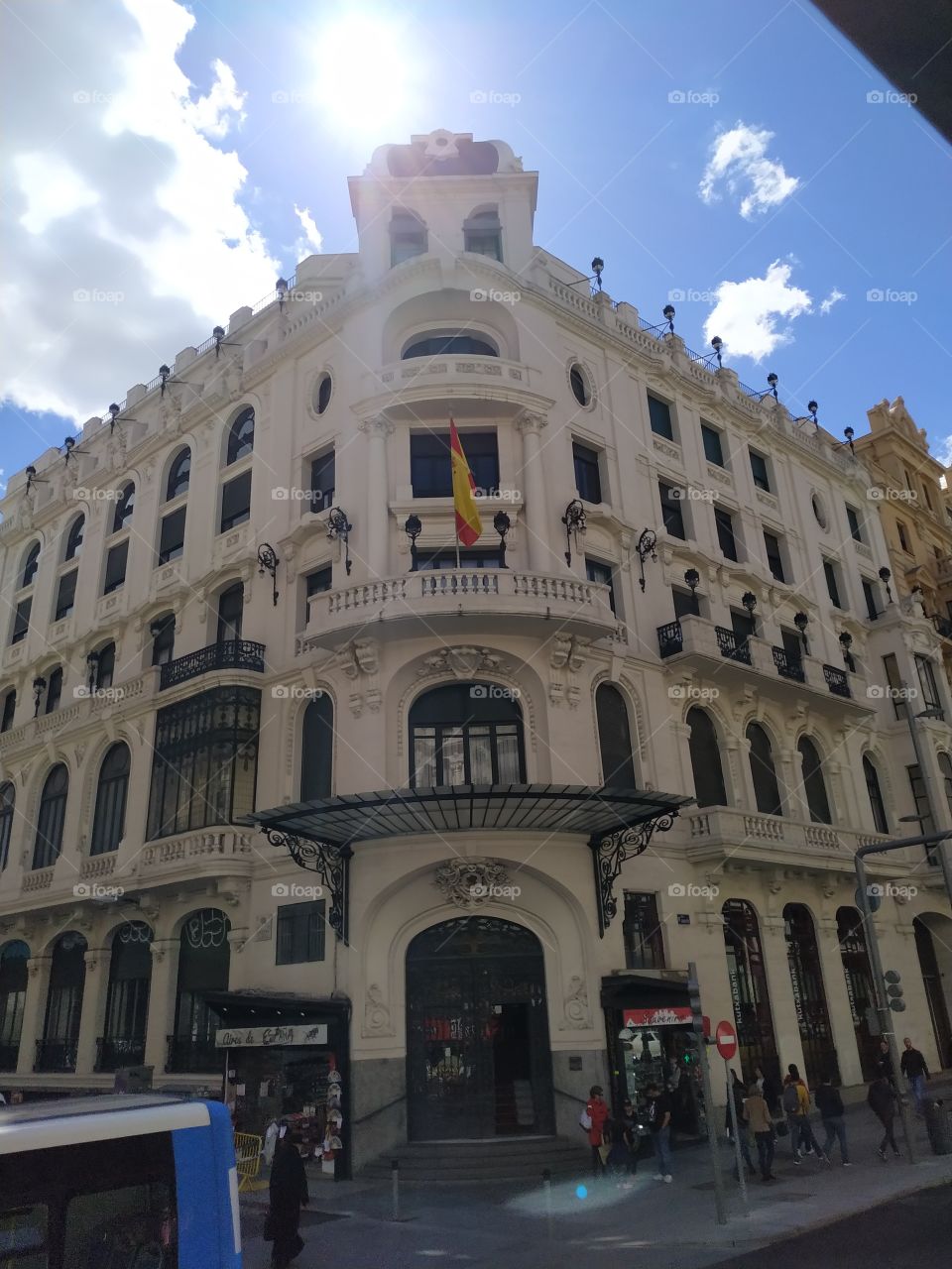 Edificio con vista al cielo

Madrid, España. Una ciudad donde se puede ver con facilidad los cielos azules. Arquitectura donde son mas interesantes con un cielo de fondo.