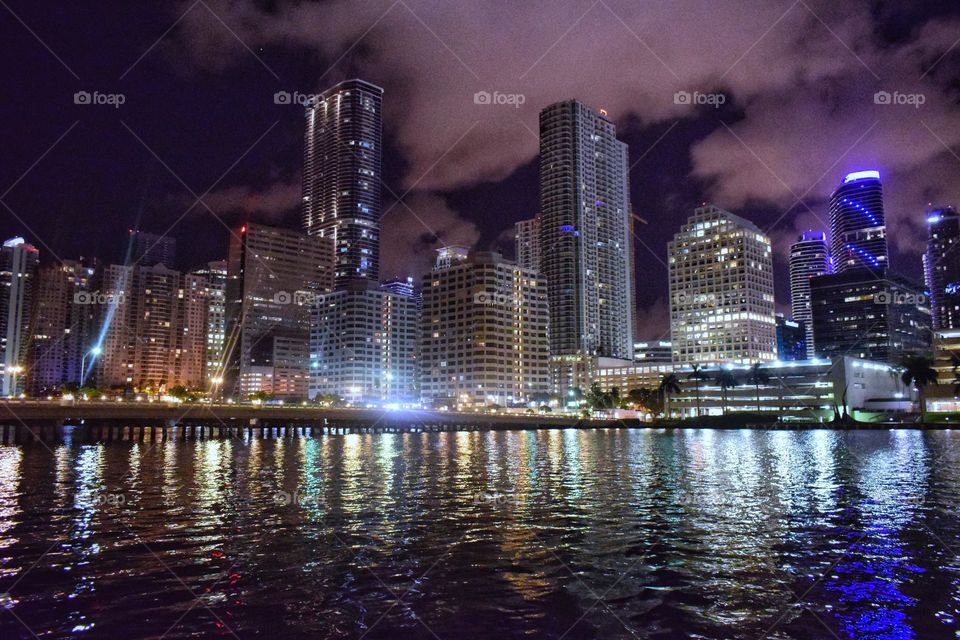 Una foto de la ciudad de Miami, efectos de luz, ciudad, tranquilidad..