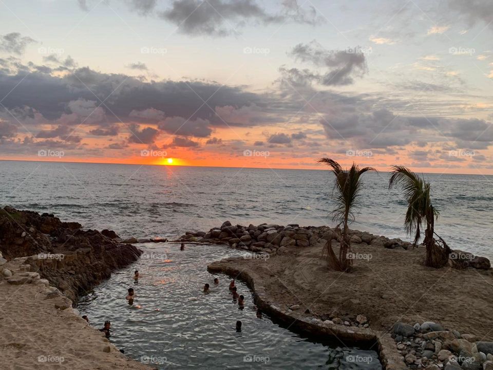 Alberca de agua de mar que se llena con las olas 