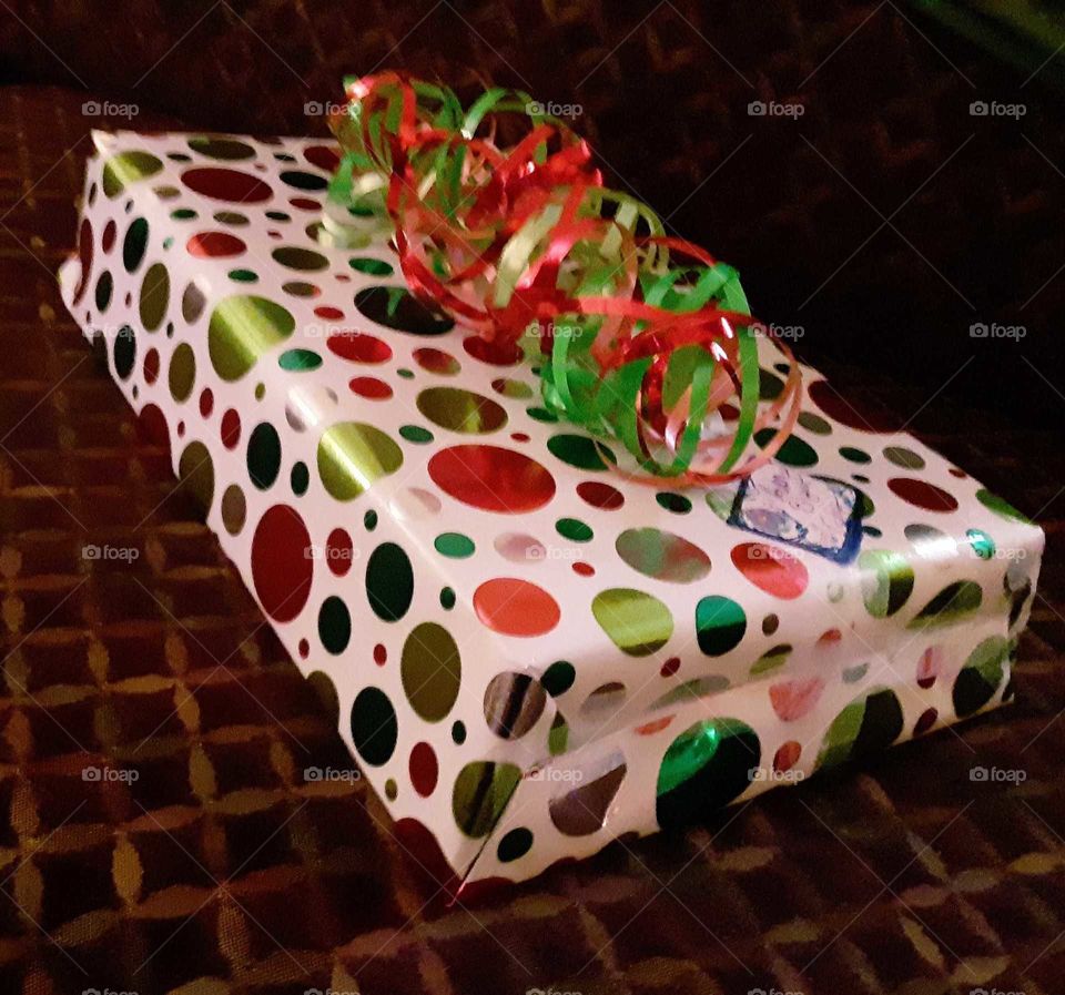 I just desided to wrap a gift for chrismas to a very special someone. I made it look fucking fantastic.