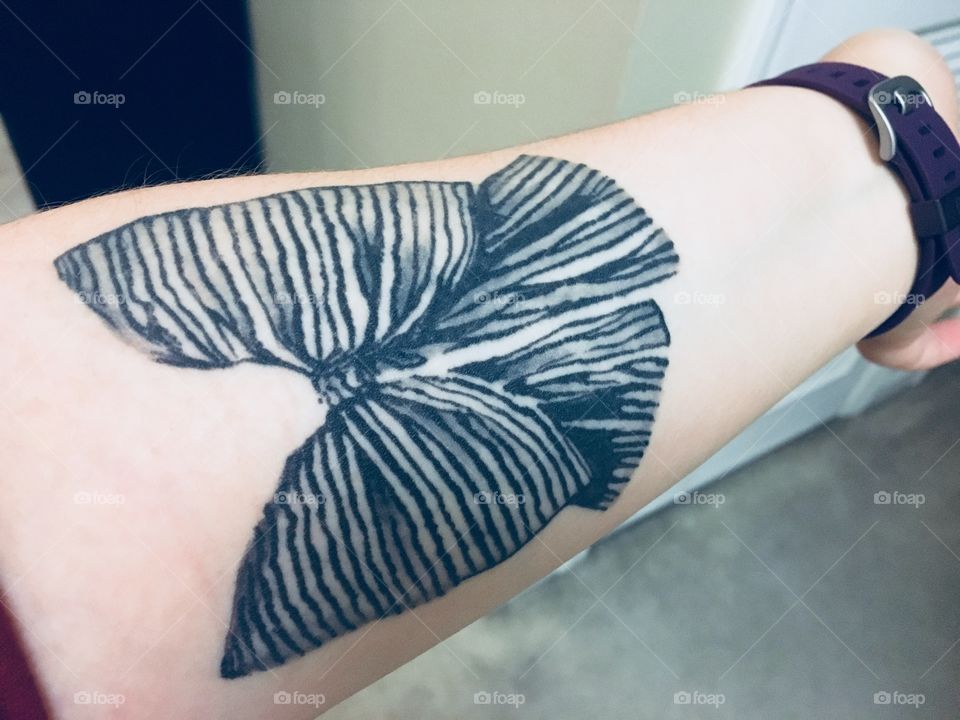 Bow black tattoo shading arm