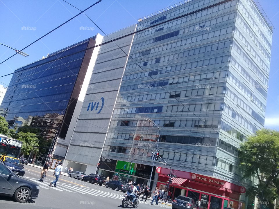 imponente edificio de departamentos destinado a oficinas comerciales ubicado en una céntrica avenida de la ciudad de Buenos Aires