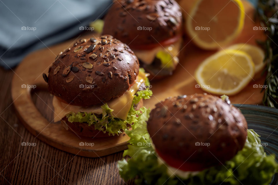 Classic burger with grain bread 