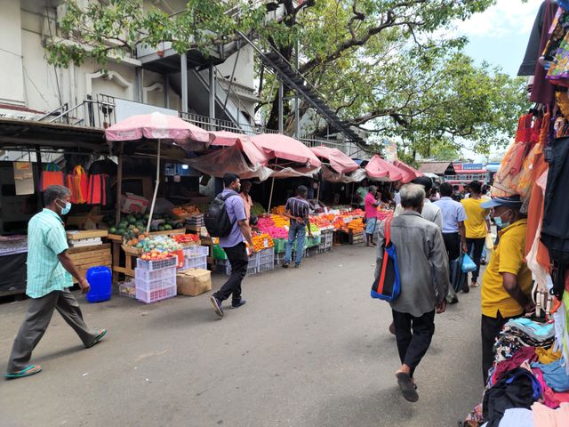 Street fruit sellers Srilanka