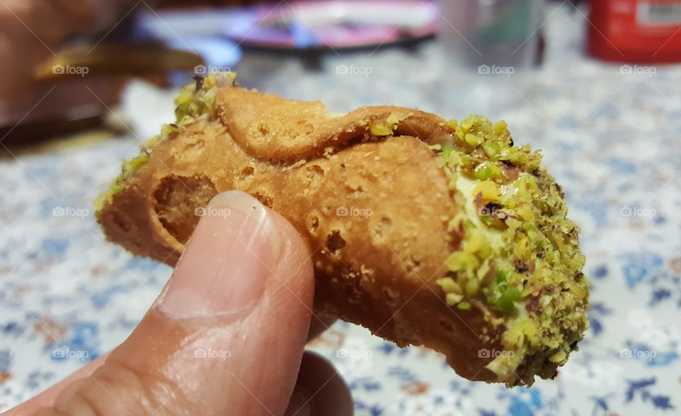 cannolo con gelato di pistacchio