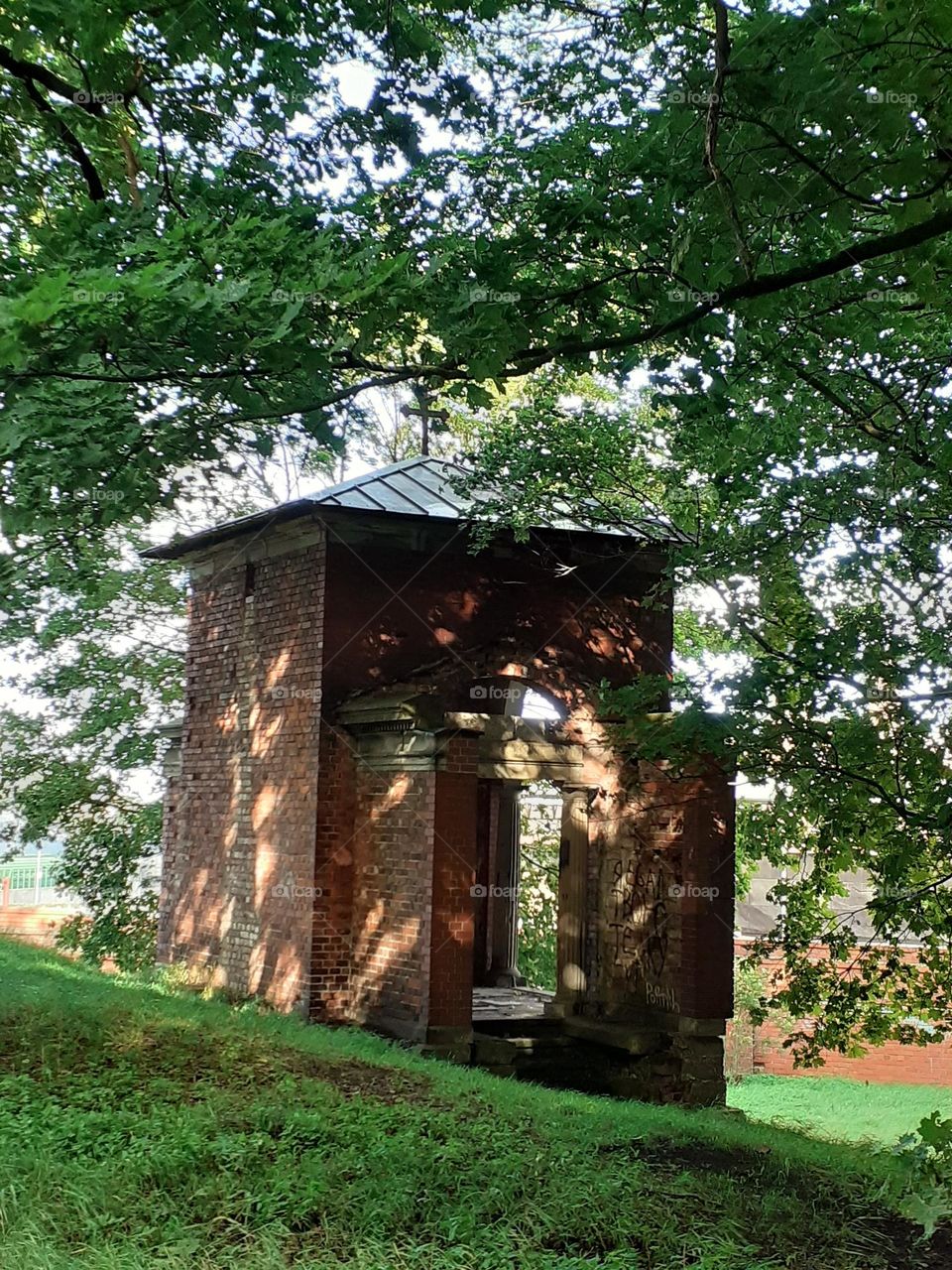 Заброшенная часовня на старом кладбище